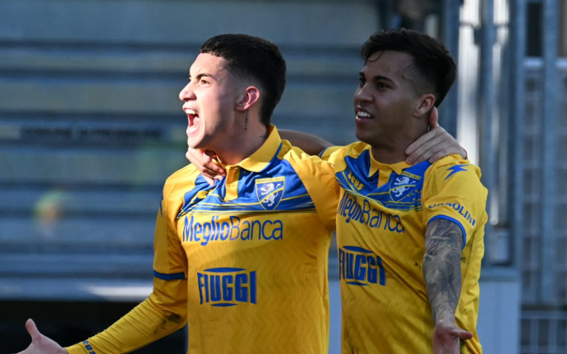 SPORT/CALCIO SERIE A – Un pazzo Frosinone rimonta il Cagliari: Allo Stirpe Frosinone – Cagliari 3-1. Il tabellino