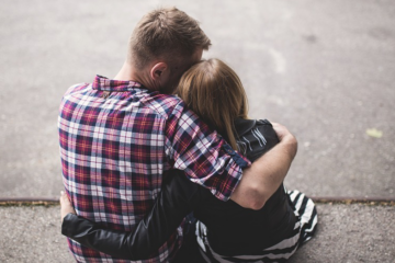 COSTUME & SOCIETA’ – Hugging Day, ecco perché il 21 gennaio è la Giornata dell’abbraccio