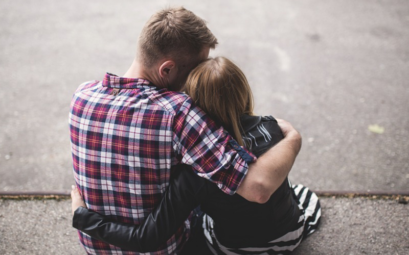 COSTUME & SOCIETA’ – Hugging Day, ecco perché il 21 gennaio è la Giornata dell’abbraccio