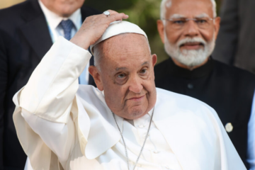 VATICANO – Le condizioni cliniche di Papa Francesco “sono stazionarie, è grato per la vicinanza”