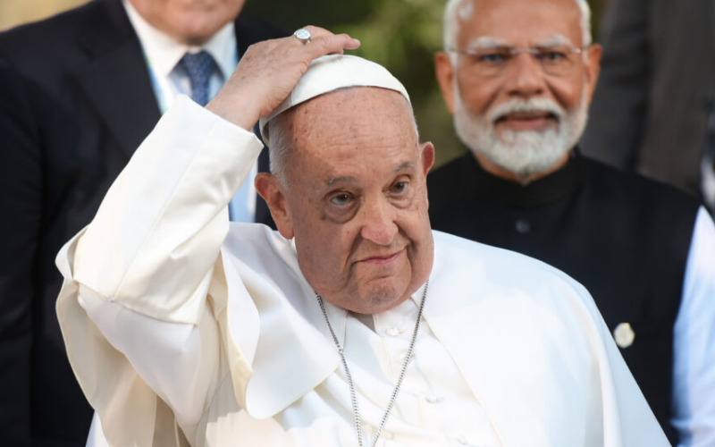 VATICANO – Le condizioni cliniche di Papa Francesco “sono stazionarie, è grato per la vicinanza”