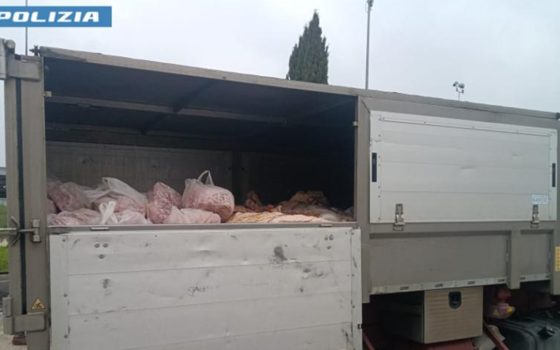 CRONACA – Trasportava carne scaduta (Pollame). Fermato e contravvenzionato dalla Polizia di Stato