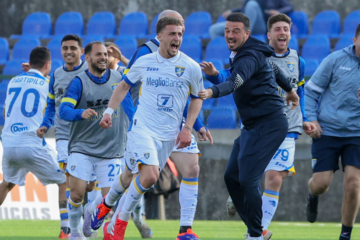 SPORT/CALCIO – Serie B: Carrarese – Frosinone 0-1, il tabellino e le parole di mister Bianco post partita